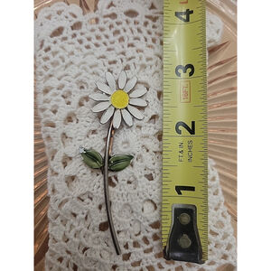 ☀ Delicate, Textured Vintage Brooch Pin Enamel 1970s White Long Flower Daisy 3”